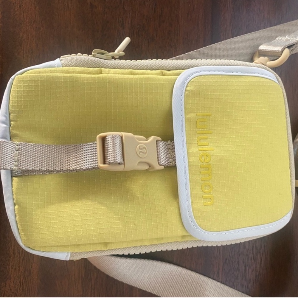 LuluLemon Zip Top Crossbody Bag , Excellent Used Condition - Picture 5 of 5